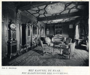 94601 Interieur van kasteel De Haar te Haarzuilens (gemeente Vleuten): de slaapkamer van de slotvrouw met bed, ...